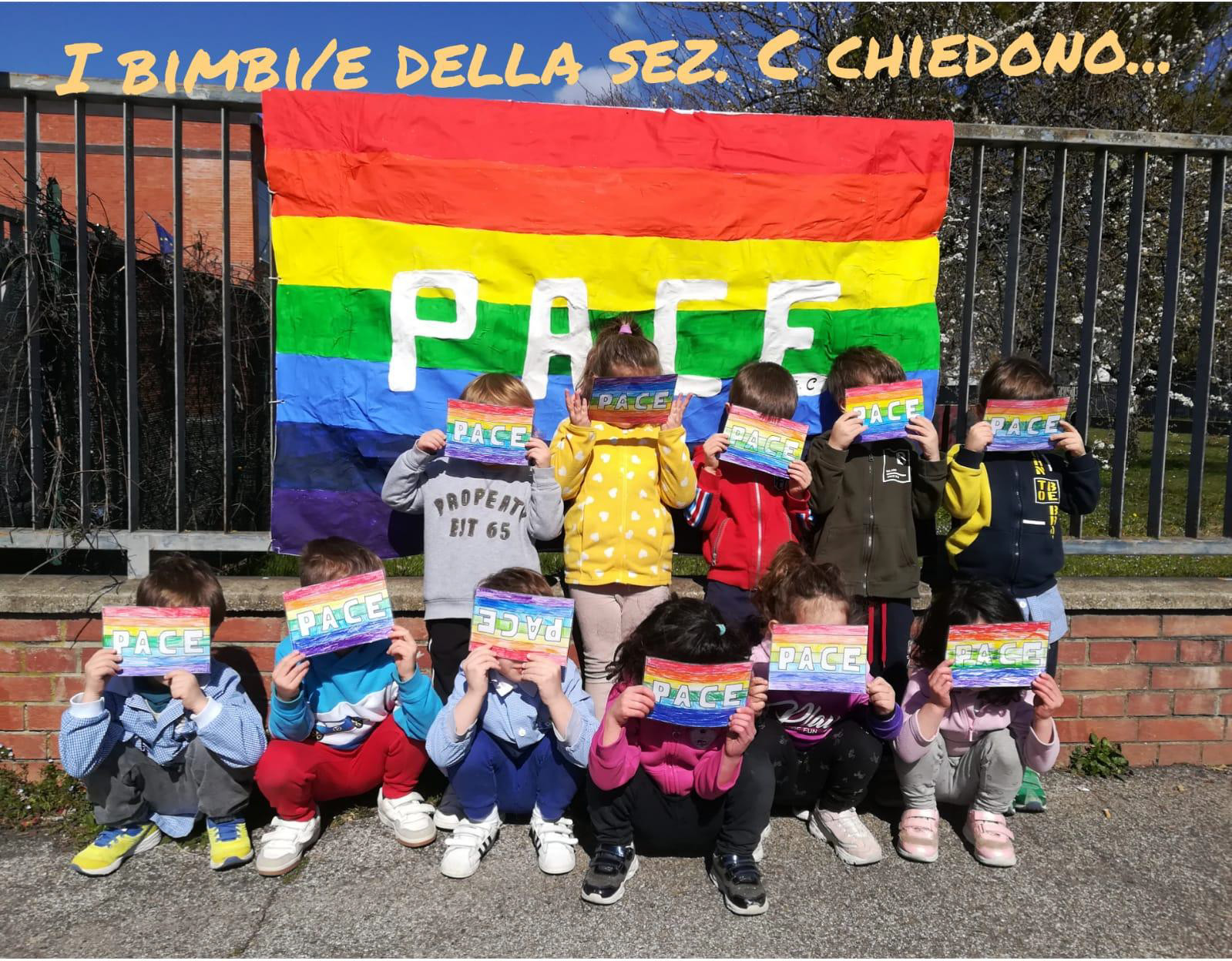 Bambini con la bandiera della pace